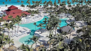 3 outdoor pools, pool umbrellas, sun loungers