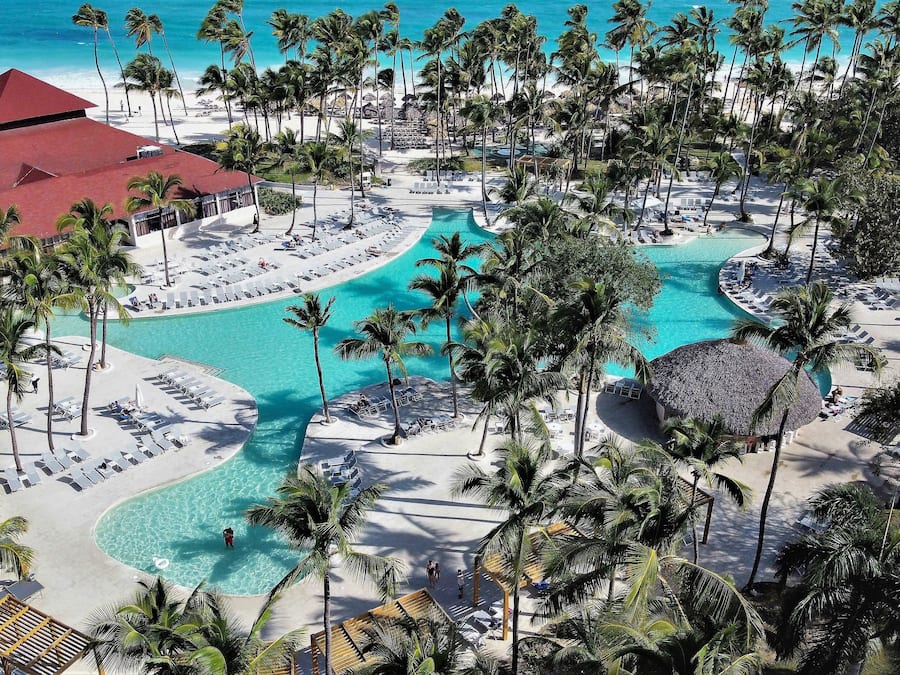 3 outdoor pools, pool umbrellas, pool loungers