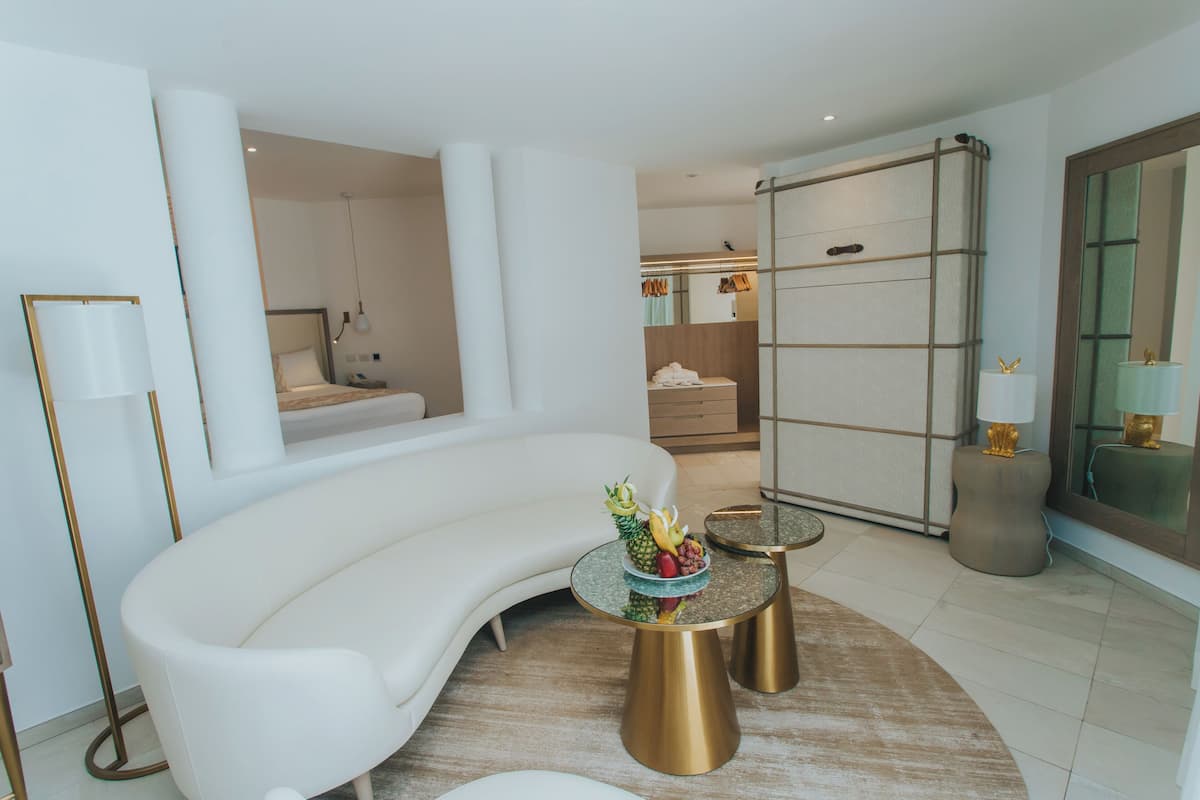 Artículos del minibar gratis y caja de seguridad en la habitación