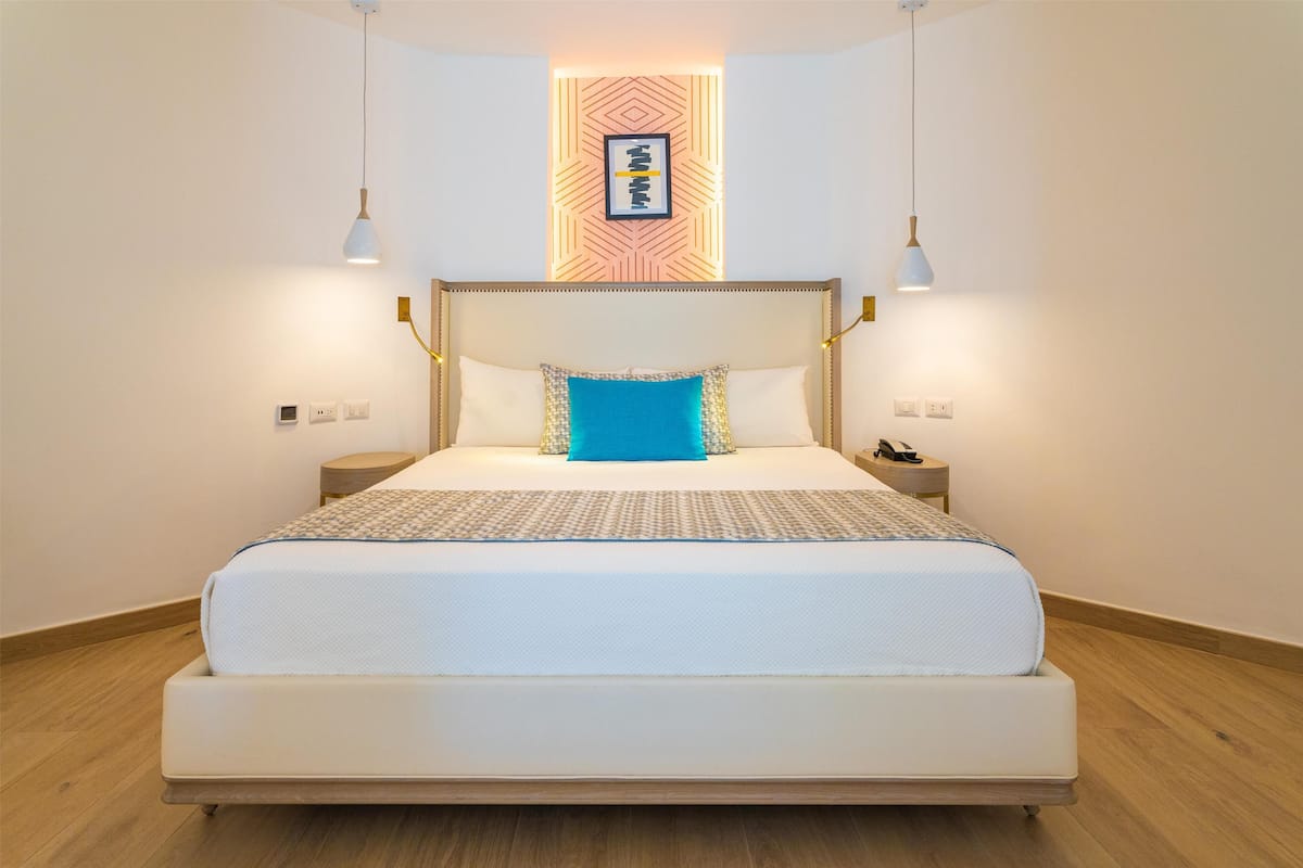Bungalow | 1 dormitorio, minibar con artículos gratuitos, caja fuerte y escritorio