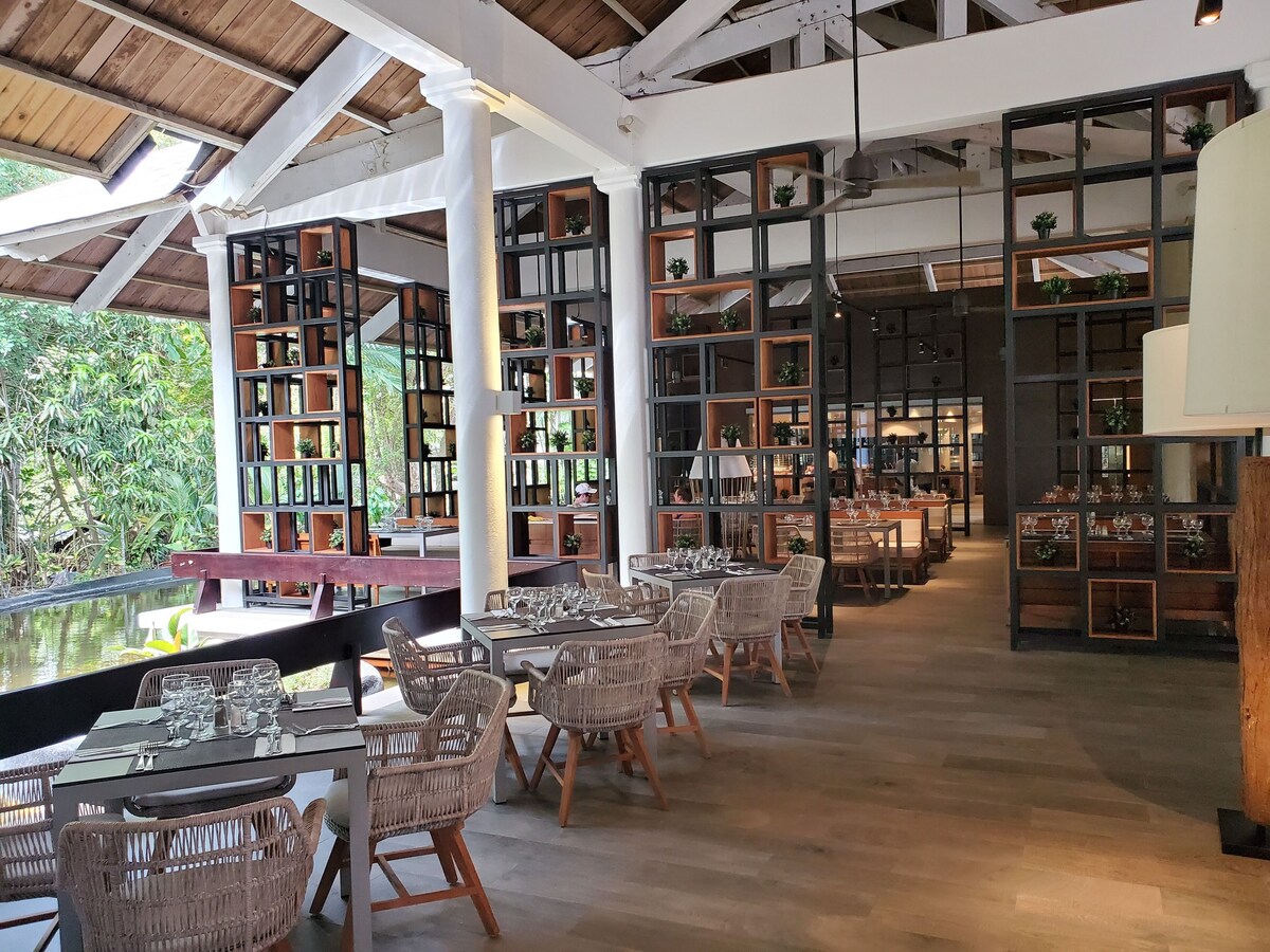 10 restaurants, breakfast, lunch, dinner served; Indian cuisine