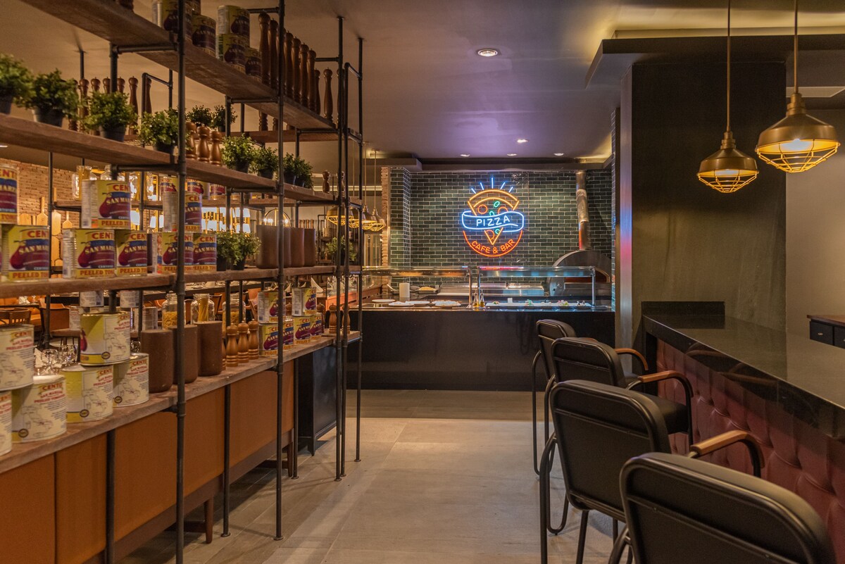 10 restaurants, breakfast, lunch, dinner served; Indian cuisine