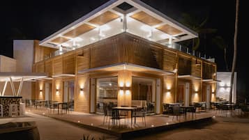 10 restaurantes, se sirven desayunos, comidas, cenas y cocina india