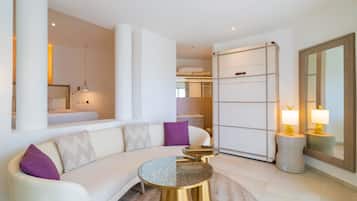 Suite, Multiple Beds (Platinum) | Free minibar, in-room safe, desk, iron/ironing board