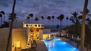 3 outdoor pools, pool umbrellas, pool loungers