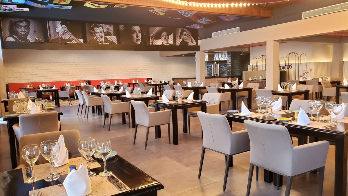 10 restaurants, breakfast, lunch, dinner served; Indian cuisine