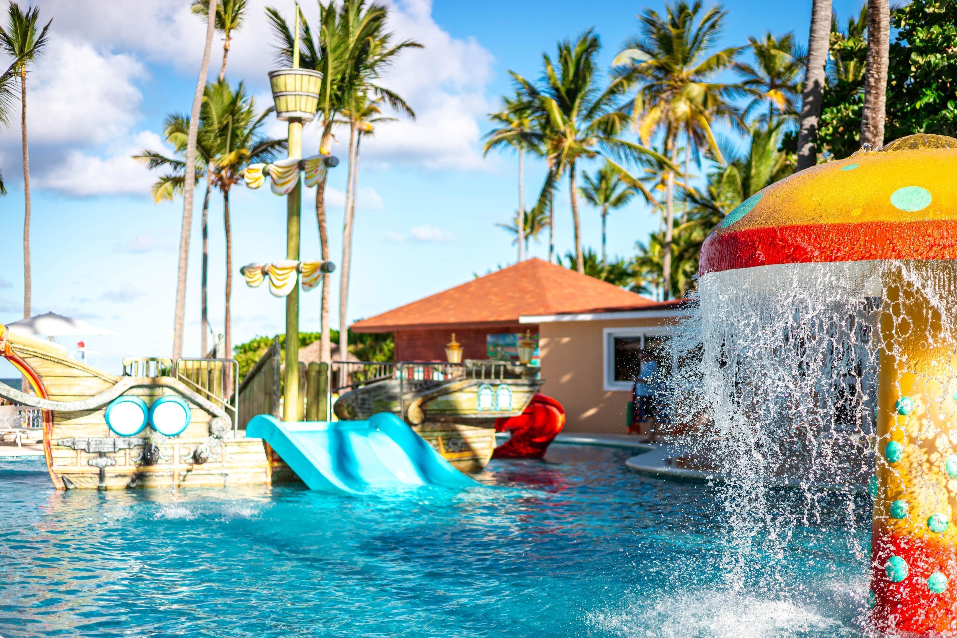 3 室外游泳池，池畔遮阳伞，日光浴躺椅