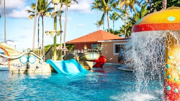 3 utendørsbassenger, bassengparasoller og solsenger