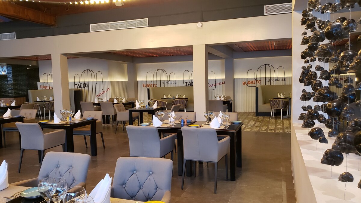 10 restaurants, breakfast, lunch, dinner served; Indian cuisine