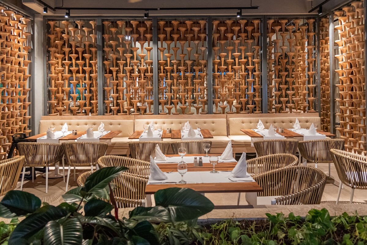 10 restaurants, breakfast, lunch, dinner served; Indian cuisine