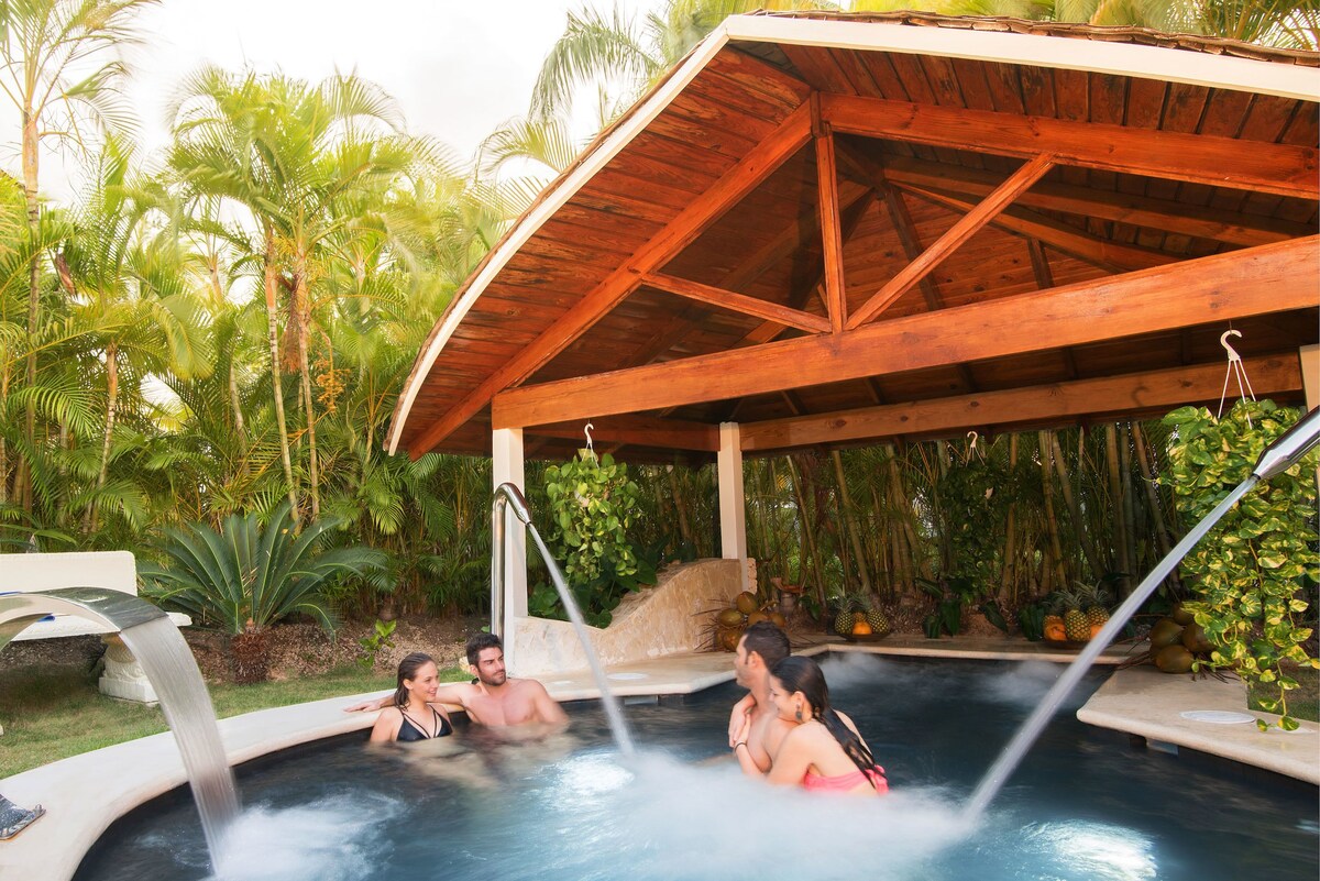 Couples treatment rooms, sauna, spa tub, steam room, Turkish bath