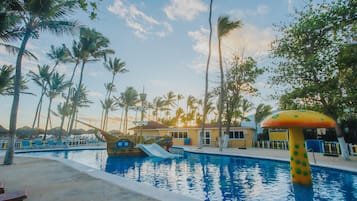 3 outdoor pools, pool umbrellas, pool loungers
