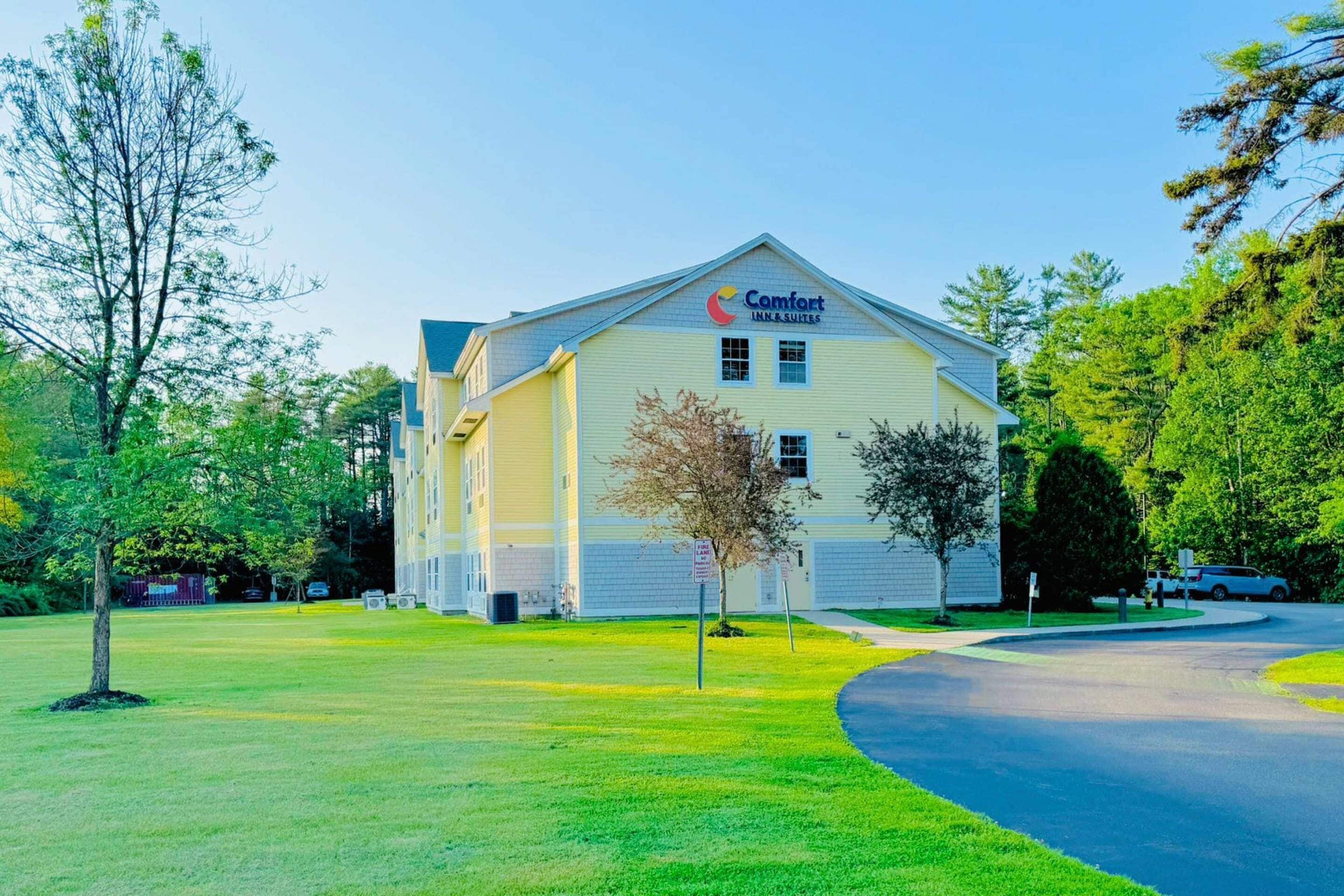 Un bâtiment à deux étages sur lequel on peut lire l’inscription « Comfort Inn & Suites ».