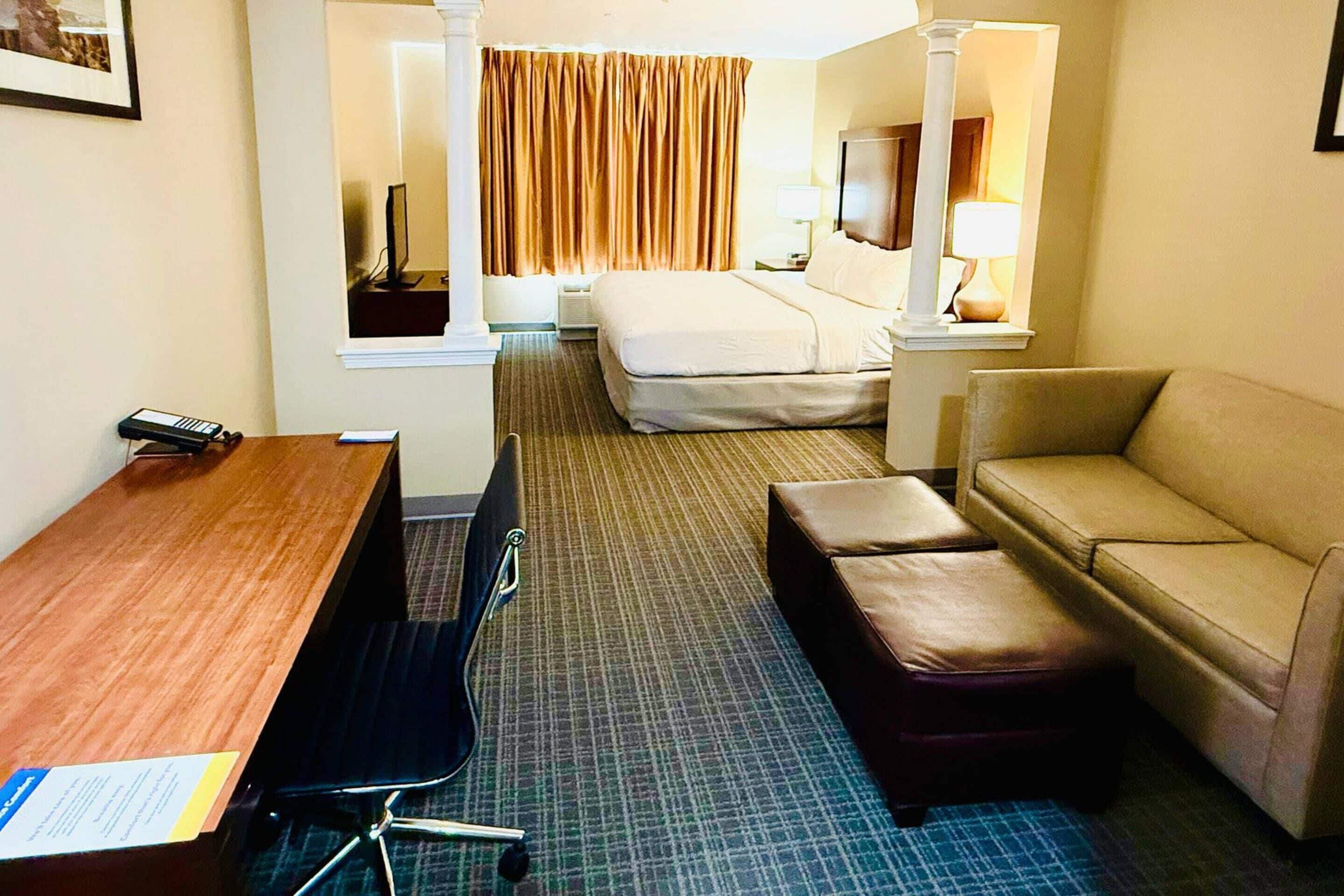 Suite, 1 cama King size y sofá cama, para no fumadores | 1 habitación, edredón, escritorio y cortinas blackout 