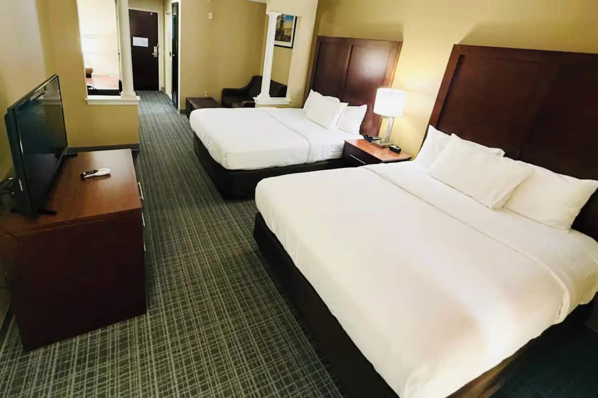 1 bedroom, down comforters, desk, blackout drapes