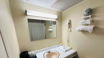 One king bed non smoking | Bathroom | Combined shower/tub, free toiletries, hair dryer, towels