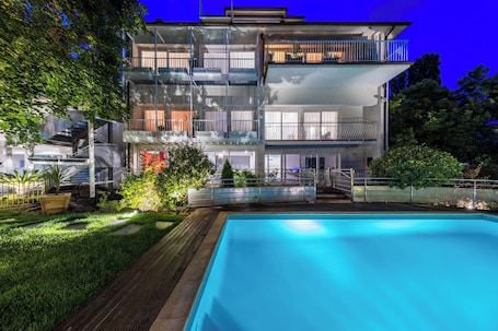 Una piscina al aire libre