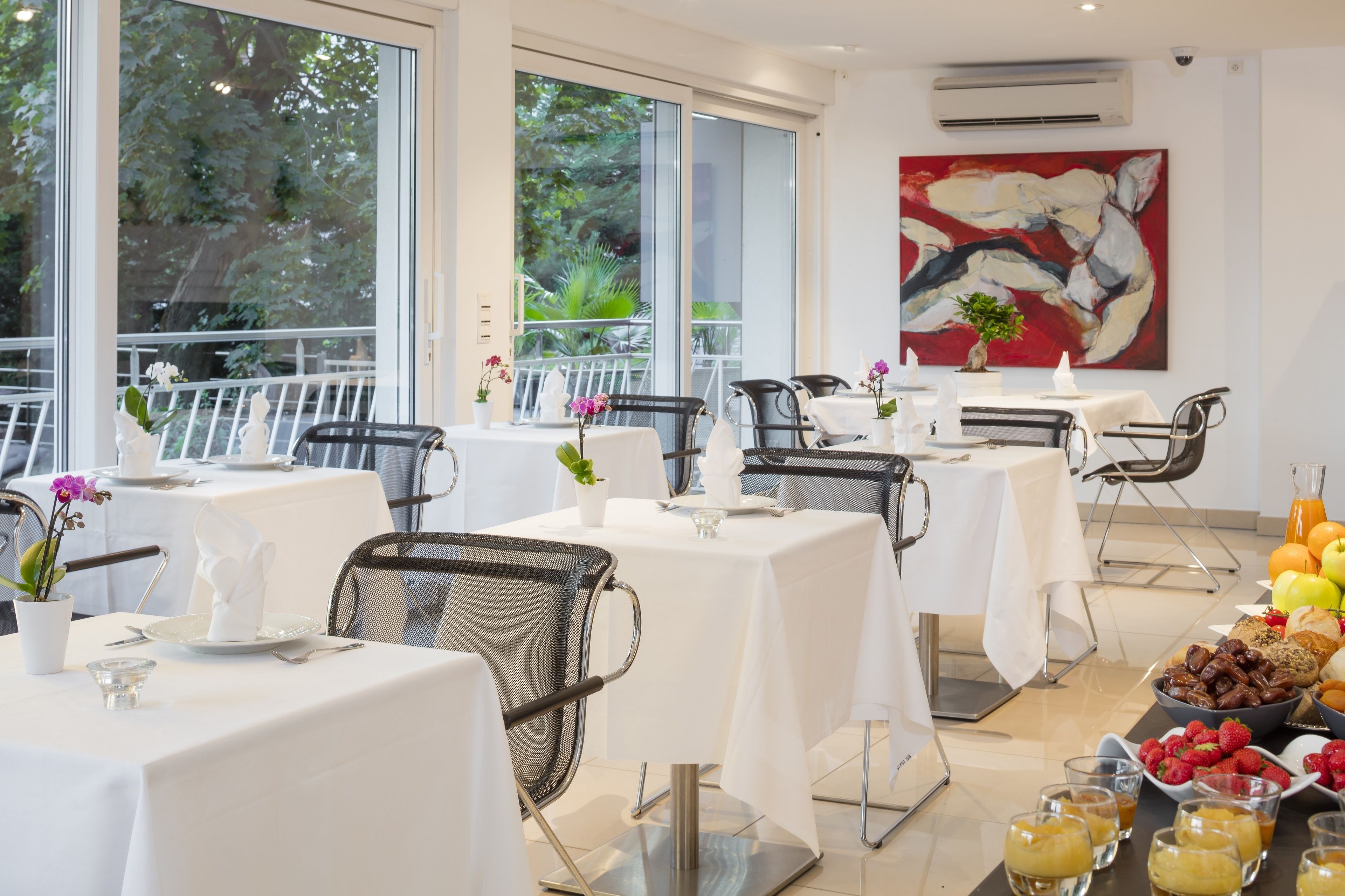 Petit déjeuner buffet (24 EUR par personne)