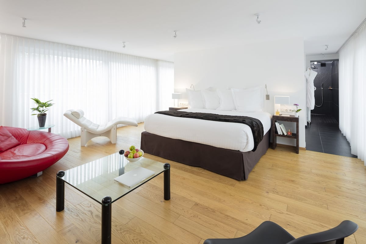 Premium bedding, minibar, in-room safe, desk