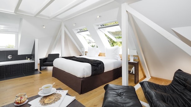 Habitaci ón superior | Ropa de cama de alta calidad, minibar, caja fuerte y escritorio