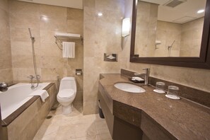 Corner Suite | Bathroom | Combined shower/tub, rainfall showerhead, free toiletries, hair dryer - Crown Regency Hotel Makati (Makati)