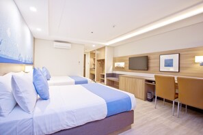 Suite, hjørnerom | Safe på rommet, skrivebord, blendingsgardiner og strykejern/-brett