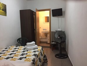 Basic Single Room | Down comforters, pillowtop beds, minibar, in-room safe - Hostal Oxum (Madrid)