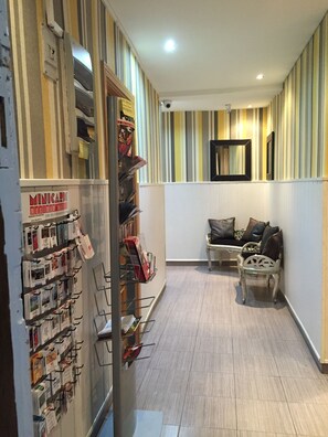 Check-in/check-out kiosk - Hostal Oxum (Madrid)