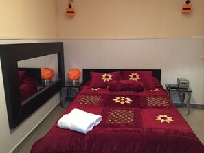 Down comforters, pillowtop beds, minibar, in-room safe - Hostal Oxum (Madrid)