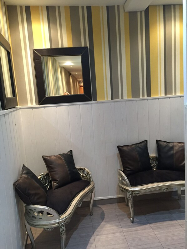 Coin salon dans le hall