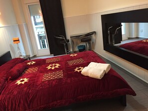 Down comforters, pillowtop beds, minibar, in-room safe - Hostal Oxum (Madrid)