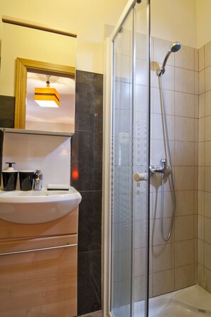 Ensemble douche/baignoire, douche à « effet pluie »