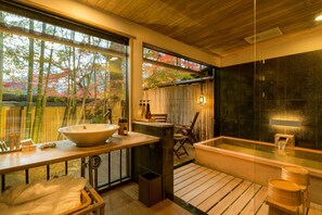 Phòng Suite truyền thống, phòng tắm riêng, tầng trệt | Bộ đồ giường cao cấp, chăn bông, nệm có lớp đệm bông 