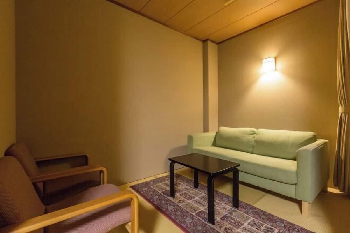 Woonruimte | Flatscreentelevisie, een iPod-dock, speelgoed en betaalfilms