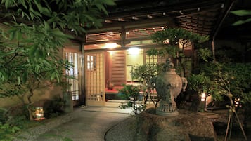 Fachada da propriedade à noite