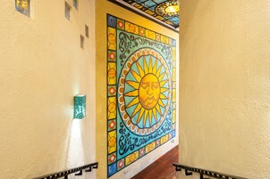 Un mural con un diseño de sol en una pared.