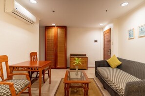 Junior Room | Living area | 40-inch LED TV with satellite channels, TV