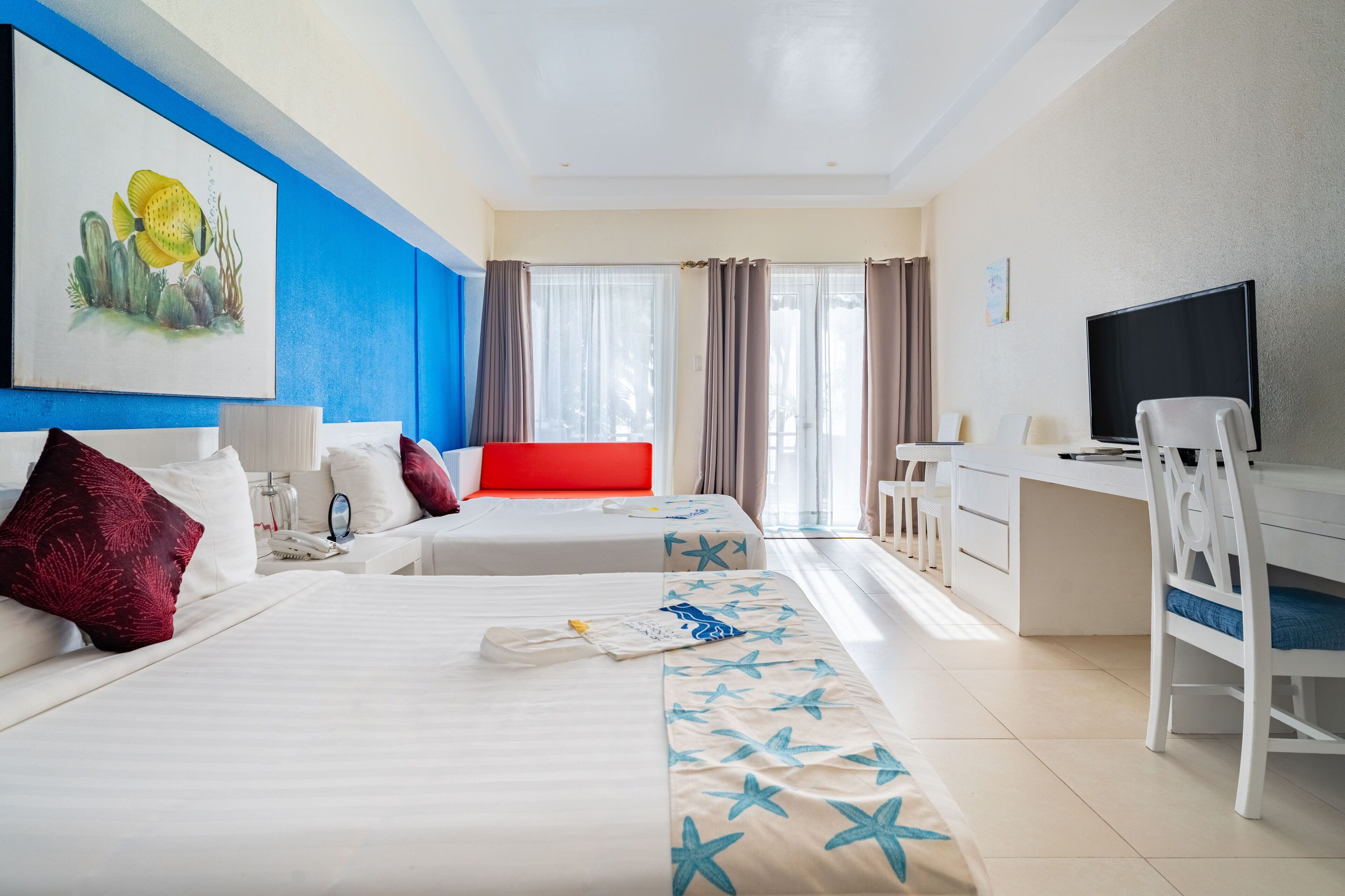 premier room, sea view | 1 bedroom, in-room safe, individually decorated, desk