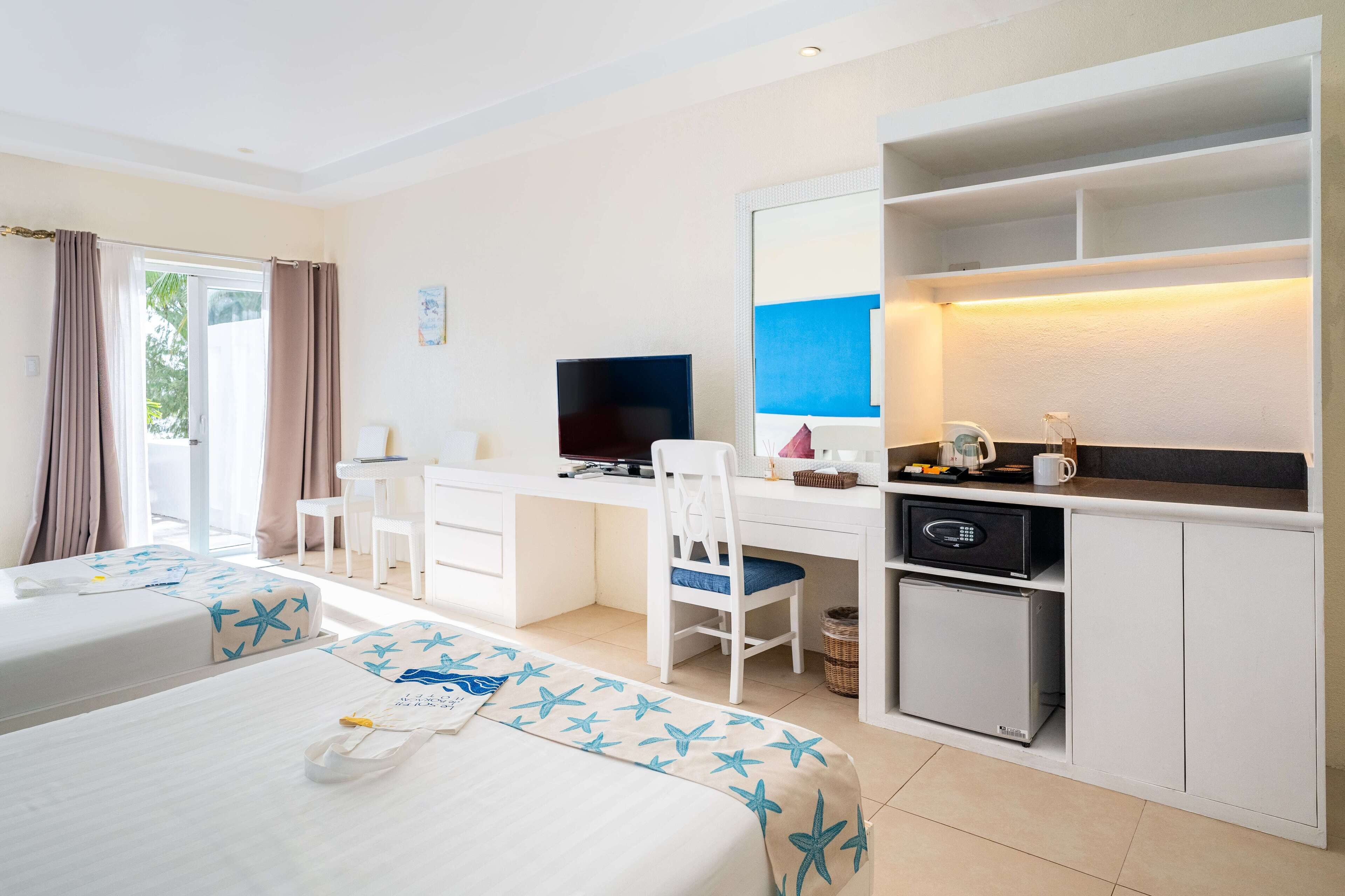 premier room, sea view | 1 bedroom, in-room safe, individually decorated, desk