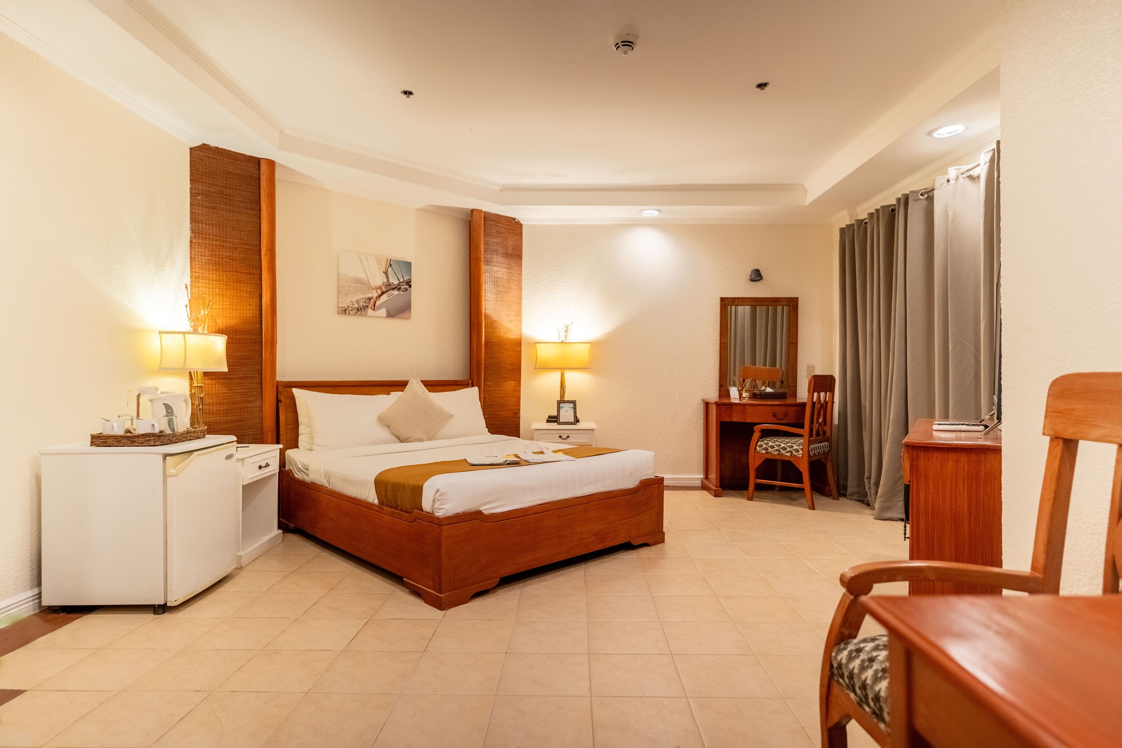 junior room | 1 bedroom, in-room safe, individually decorated, desk