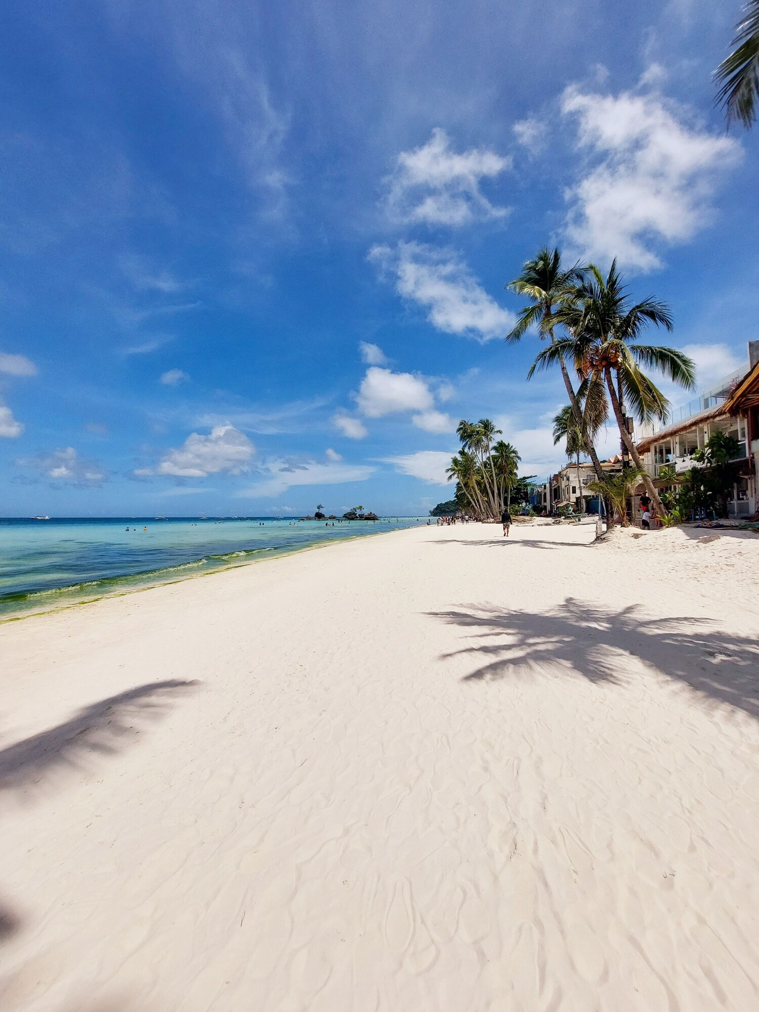 Sur la plage, sable blanc, chaise longue, parasol