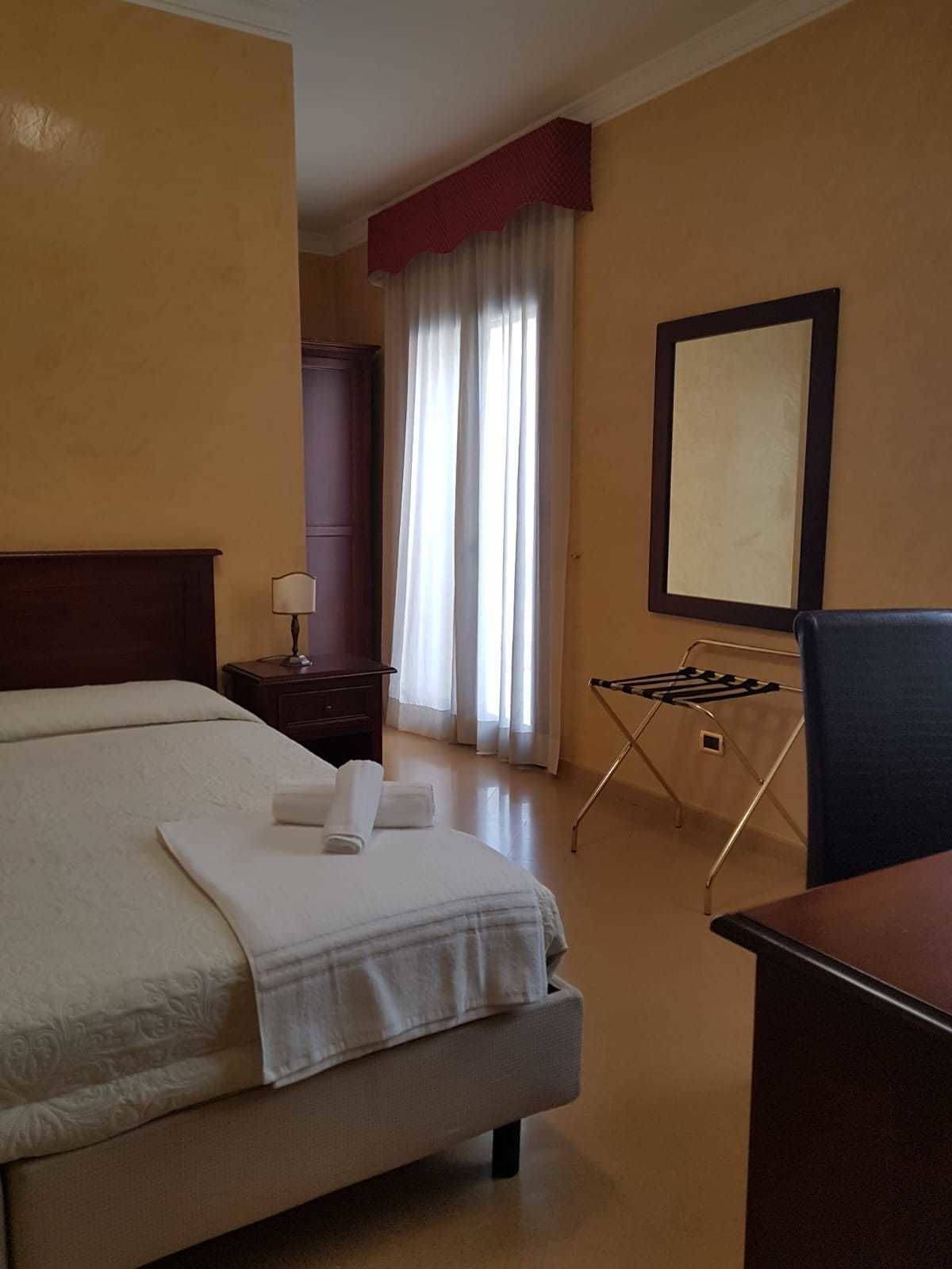 standard double or twin room | minibar, in-room safe, desk, soundproofing