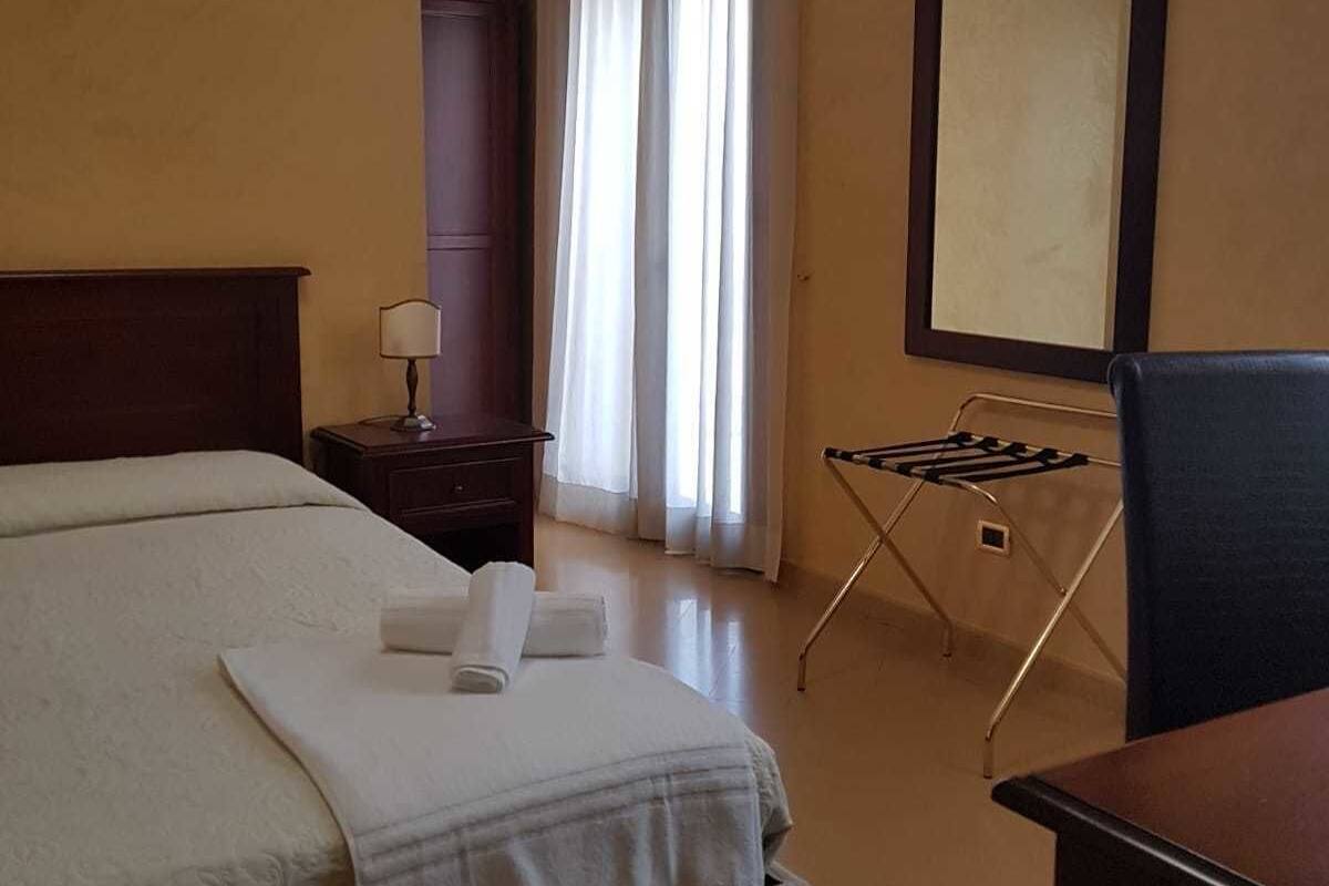 standard double or twin room | minibar, in-room safe, desk, soundproofing