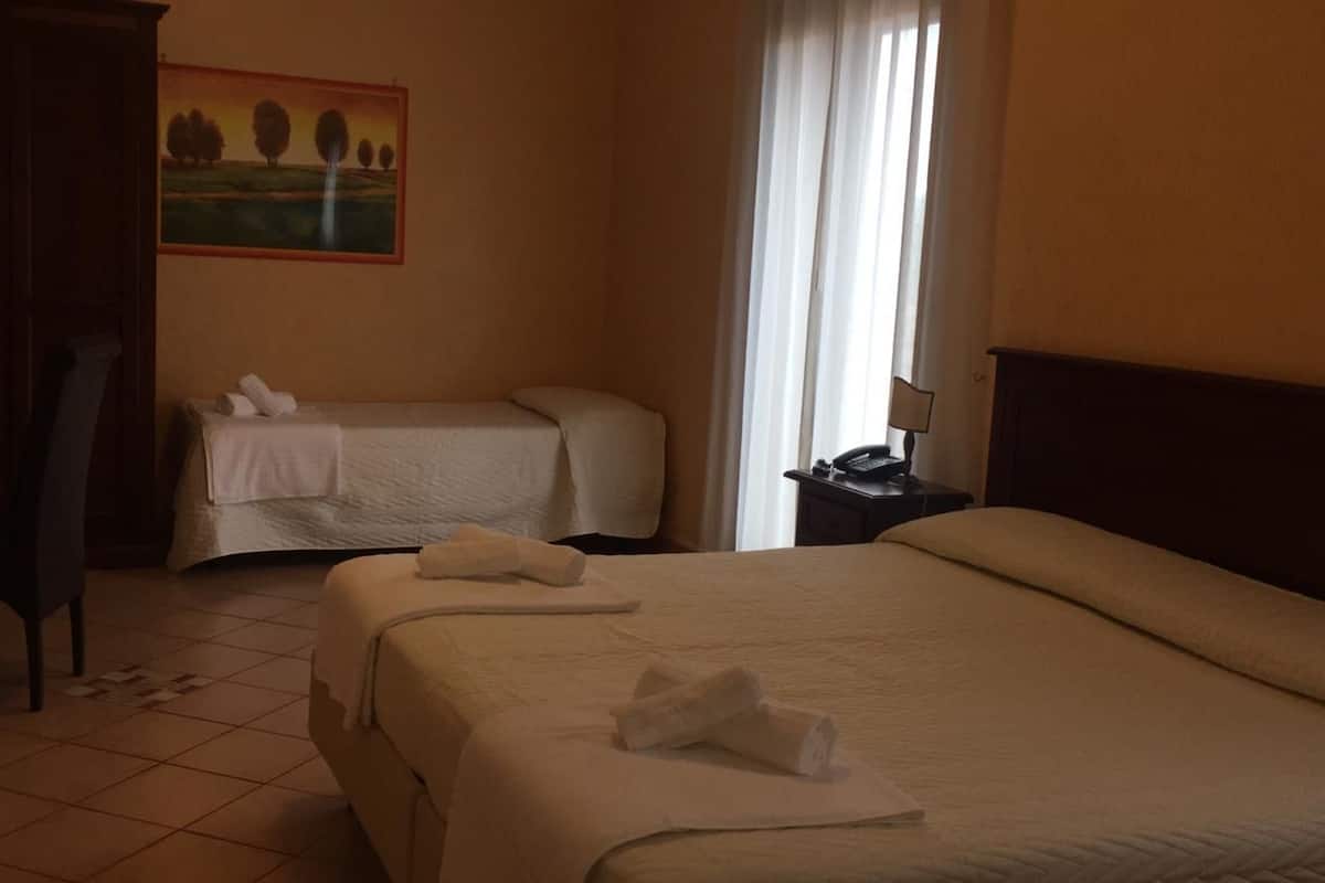 standard triple room | minibar, in-room safe, desk, soundproofing