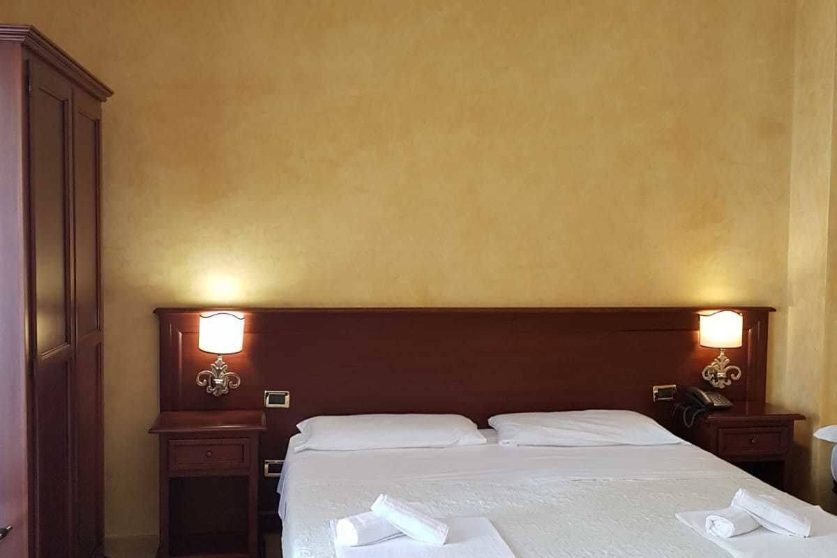 standard double or twin room | minibar, in-room safe, desk, soundproofing