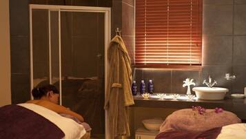 Couples treatment rooms, hot tub, body treatments, hydrotherapy