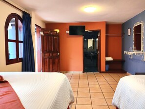 Deluxe-Doppelzimmer, 2 Doppelbetten | Bügeleisen/Bügelbrett, kostenlose Babybetten, Reisekinderbett