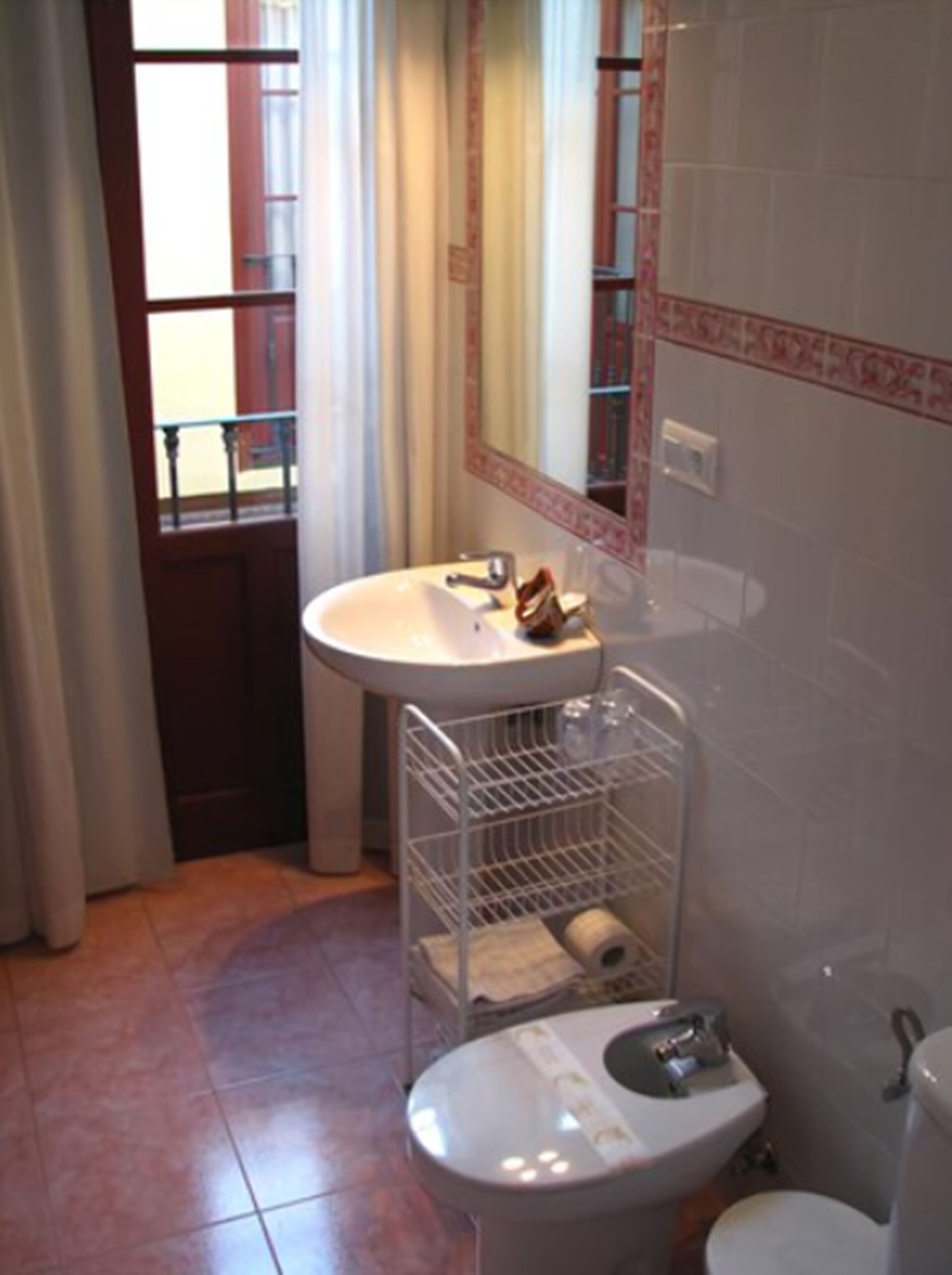 rainfall showerhead, free toiletries, hair dryer, bidet