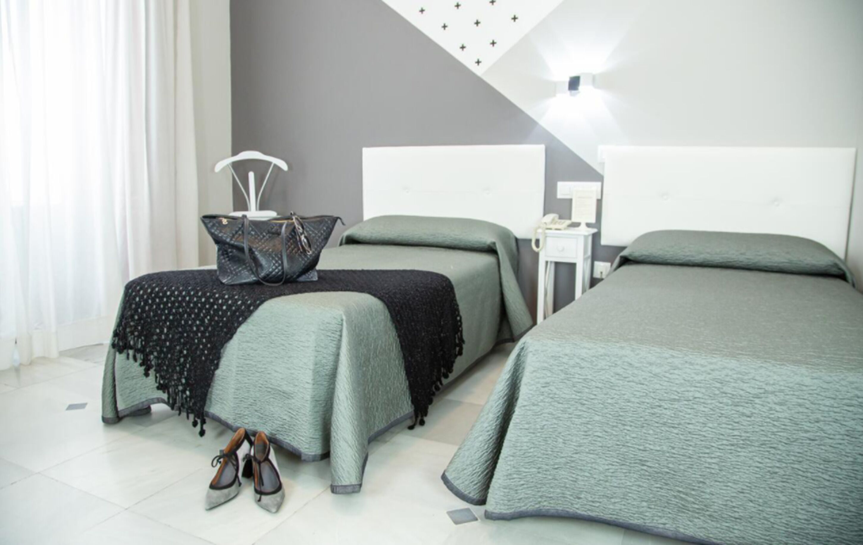 高級寢具、Tempur-Pedic 床墊、房內夾萬、書桌