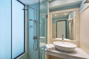 Family Room | Bathroom | Shower, hair dryer, towels